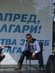Миро пее и седи на стол