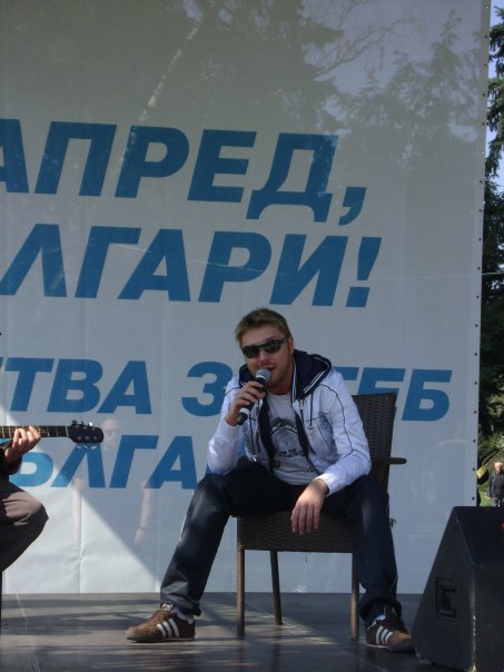 Миро пее и седи на стол