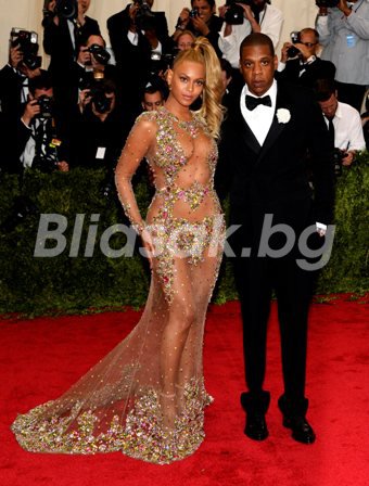 Бионсе успя да шокира всички с напълно прозрачна рокля на Givenchy Haute Couture дело на дизайнера Riccardo Tisci. На тоалета на кралица Би стратегически бяха поставени цветни кристали, които да прикриват женските й дадености.