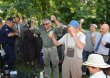Екипът вдига наздравица за успешния първи снимачен ден