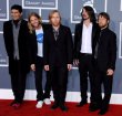 Foo Fighters пристигат на церемонията по връчването на 54-ите награди "Грами", където грабнаха пет приза.