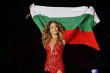 Дженифър Лопес с българското знаме на концерта в София