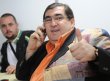 Митьо Пищова не спира с бизнес разговорите дори когато е сред красиви танцьорки