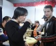 Наско Месечков утолява жаждата преди да излезе на дансинга
