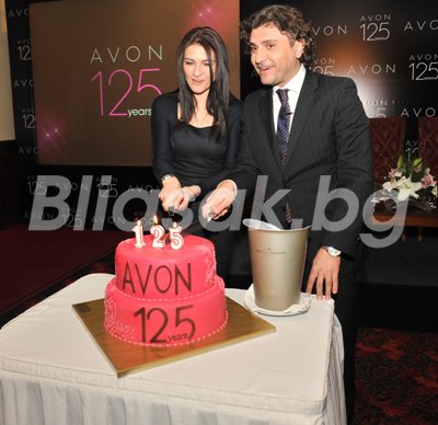 Мениджърите на Avon разрязаха тортата по случай 125-тия рожден ден на фирмата