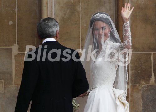 Кейт Мидълтън с баща си пред Уестминстърското абатство - сн. Guliver Photos / Getty Images