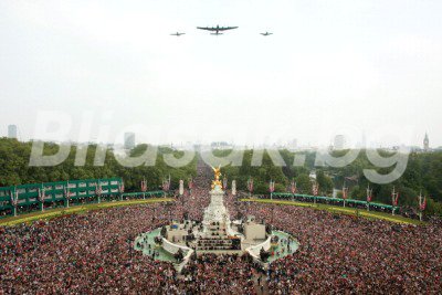 Тълпата пред Бкингамския дворец - Guliver Photos/ Getty Images