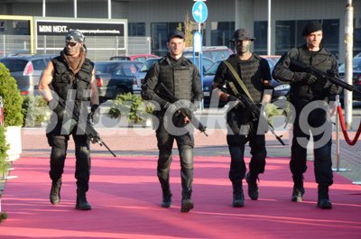 Войниците-манекени пристигат с бойна крачка на събитието