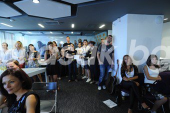Музикантите чакат своя ред да пеят