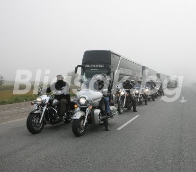 Феновете на ZZ top ги ескортираха докато групата пътуваше