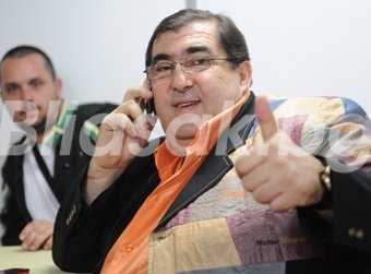 Митьо Пищова не спира с бизнес разговорите дори когато е сред красиви танцьорки