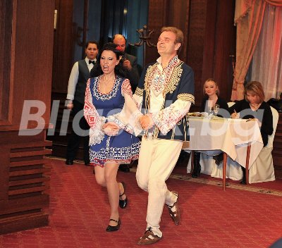 Капка Амзина танцува със съпруга си