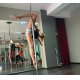 Сървайвърка усъвършенства уменията си на пилон